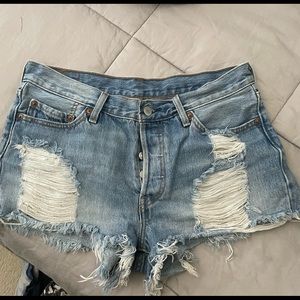 Levi’s Distressed Denim Short